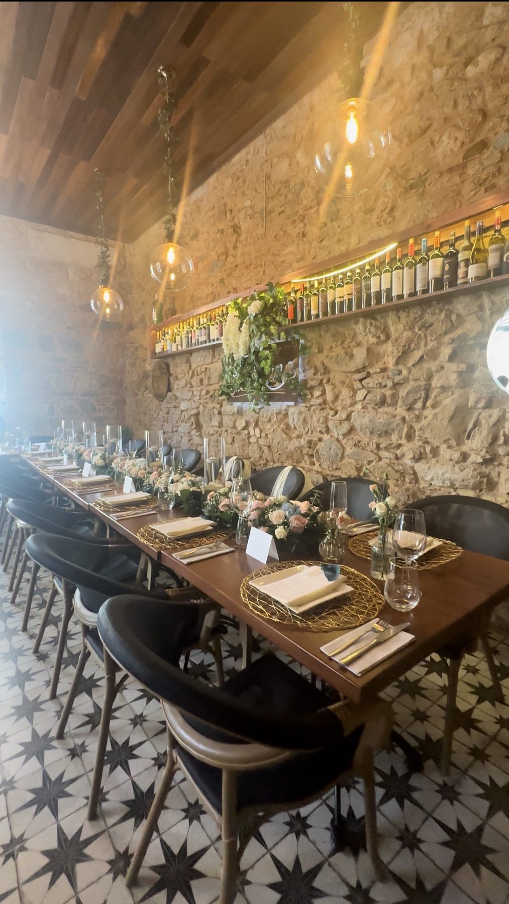 Mesa montada para evento junto a la pared de piedra de Pastissima Casco Antiguo