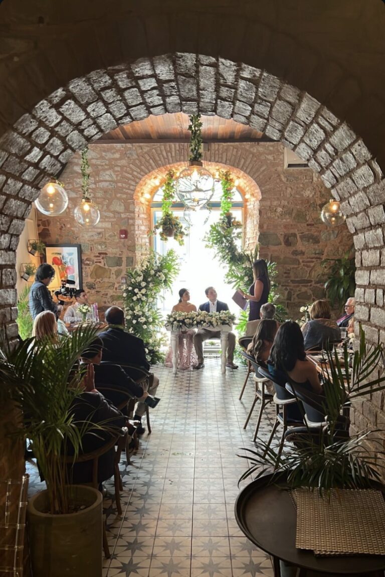 Boda civil bajo los arcos de piedra de Pastissima Casco Antiguo