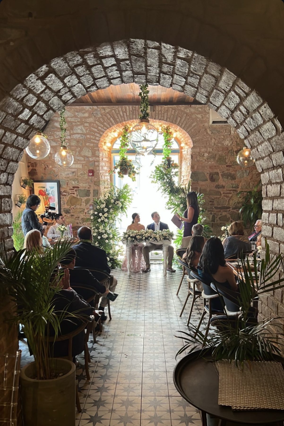 Boda civil bajo los arcos de piedra de Pastissima Casco Antiguo