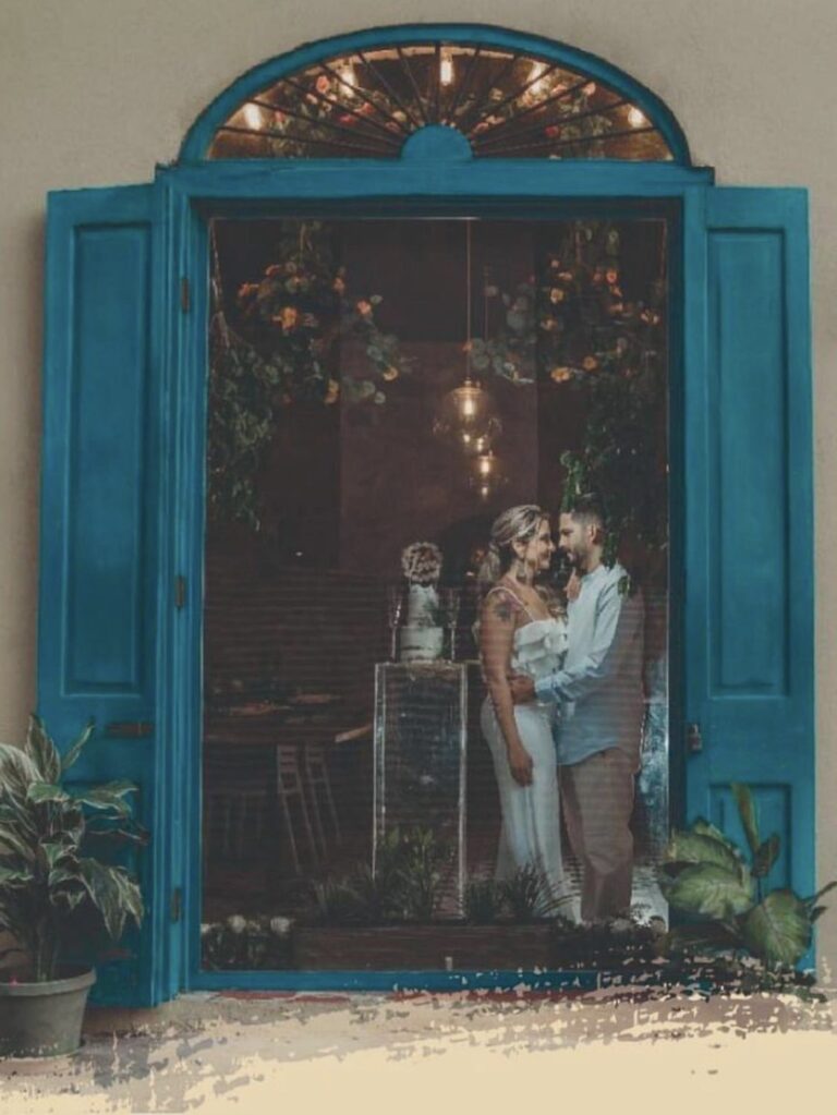 Pareja de novios en la ventana azul de Pastissima Casco Antiguo