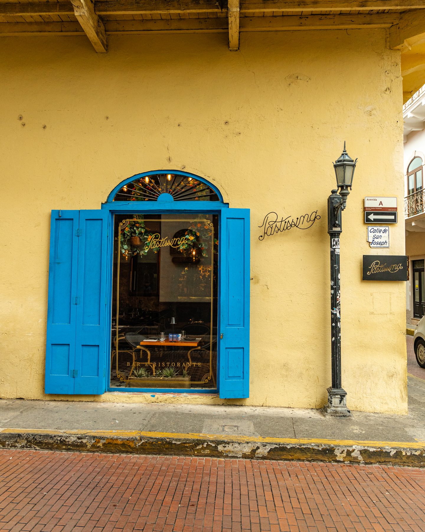 Fachada amarilla con ventana azul de Pastissima Casco Antiguo