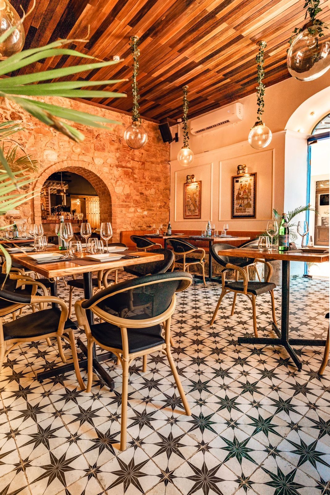Salón con techo de madera y piso de estrellas en Pastissima Casco Antiguo
