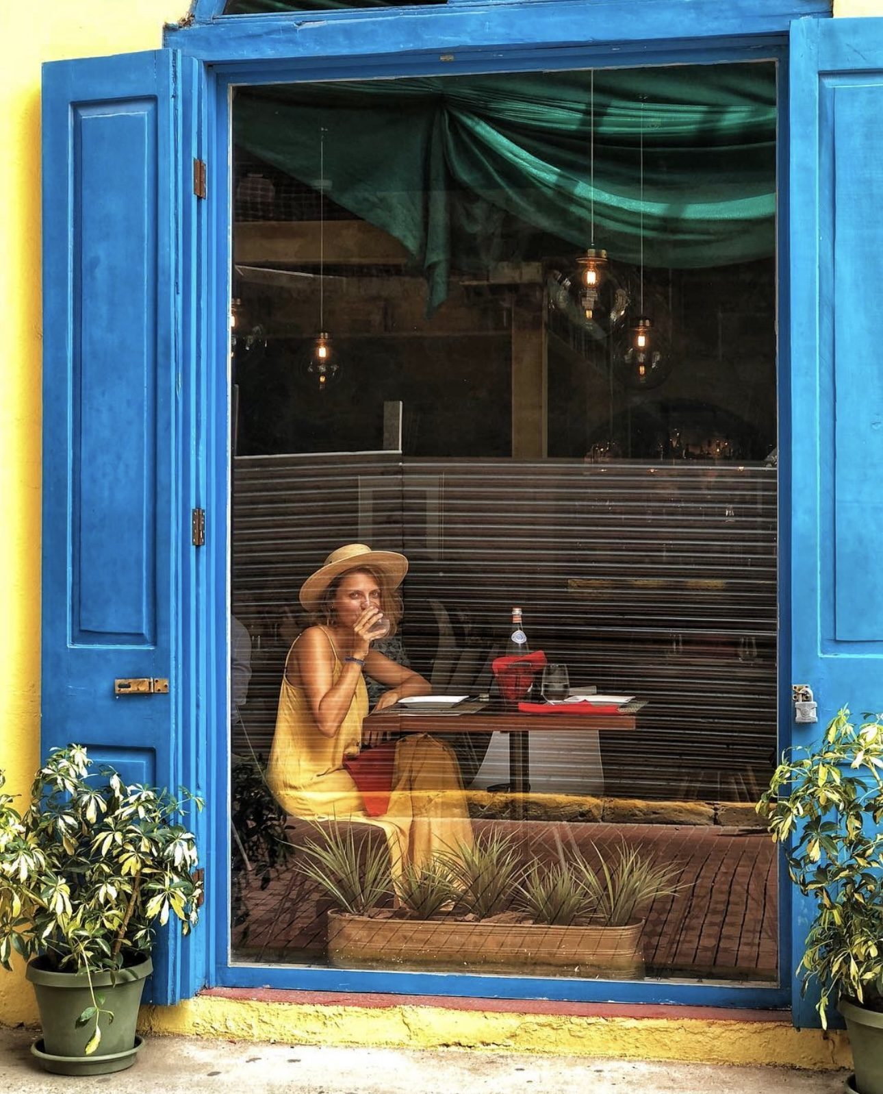 Comensal en la ventana azul de Pastissima Casco Antiguo