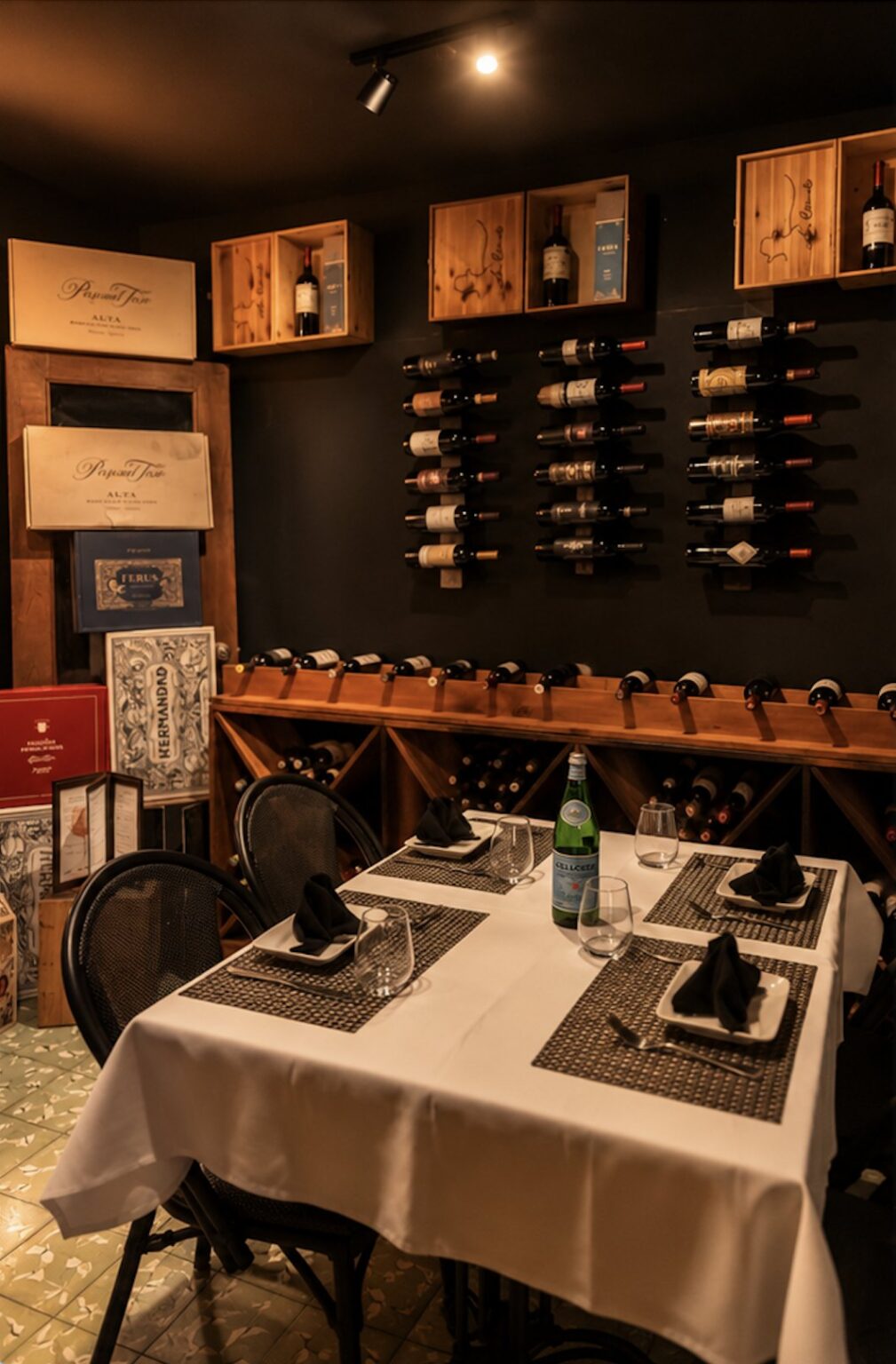 La Cava de El Origen: mesa privada para 4 rodeada de vinos