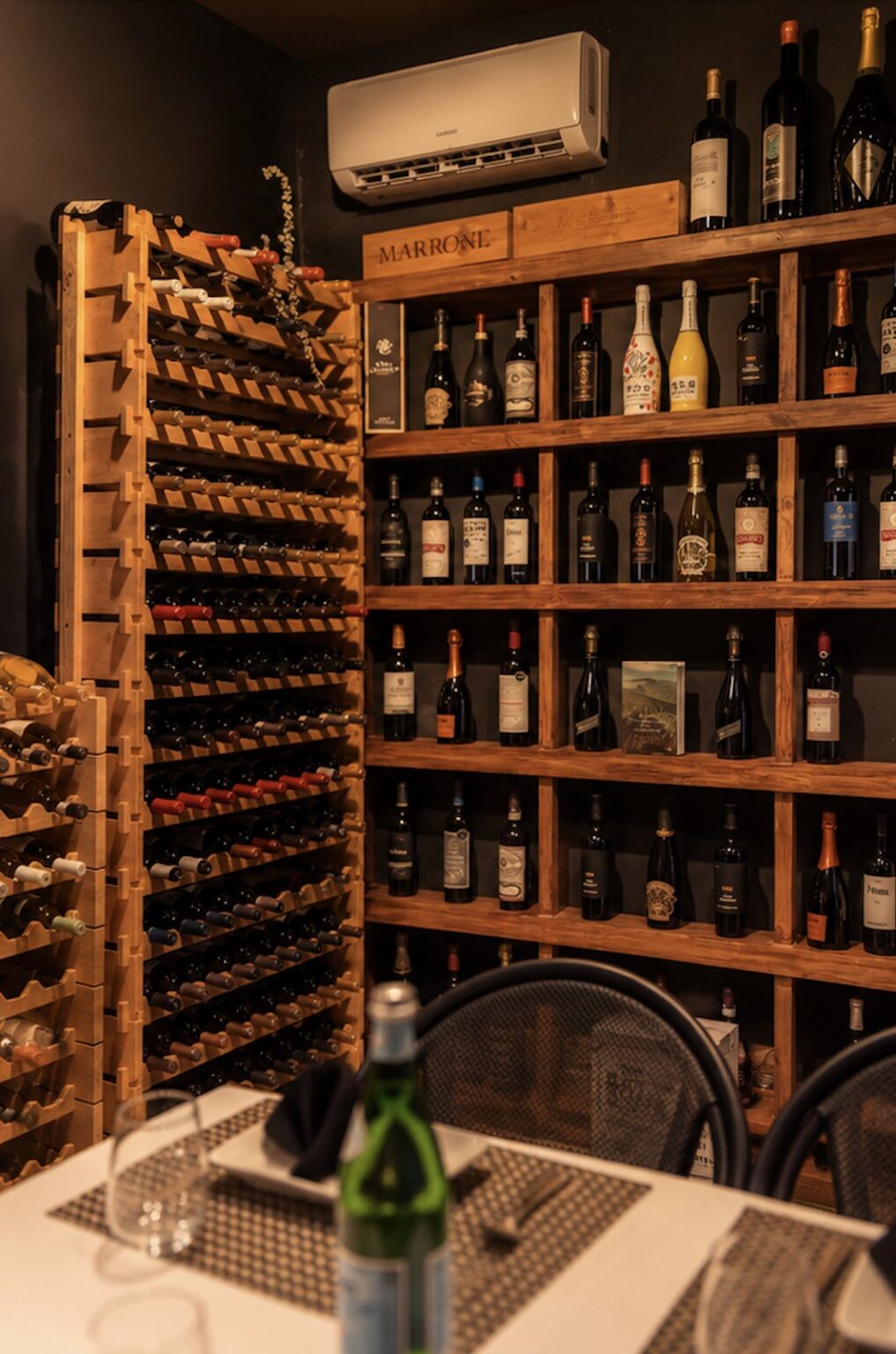 La Cava de El Origen: estanterías con nuestra selección de vinos