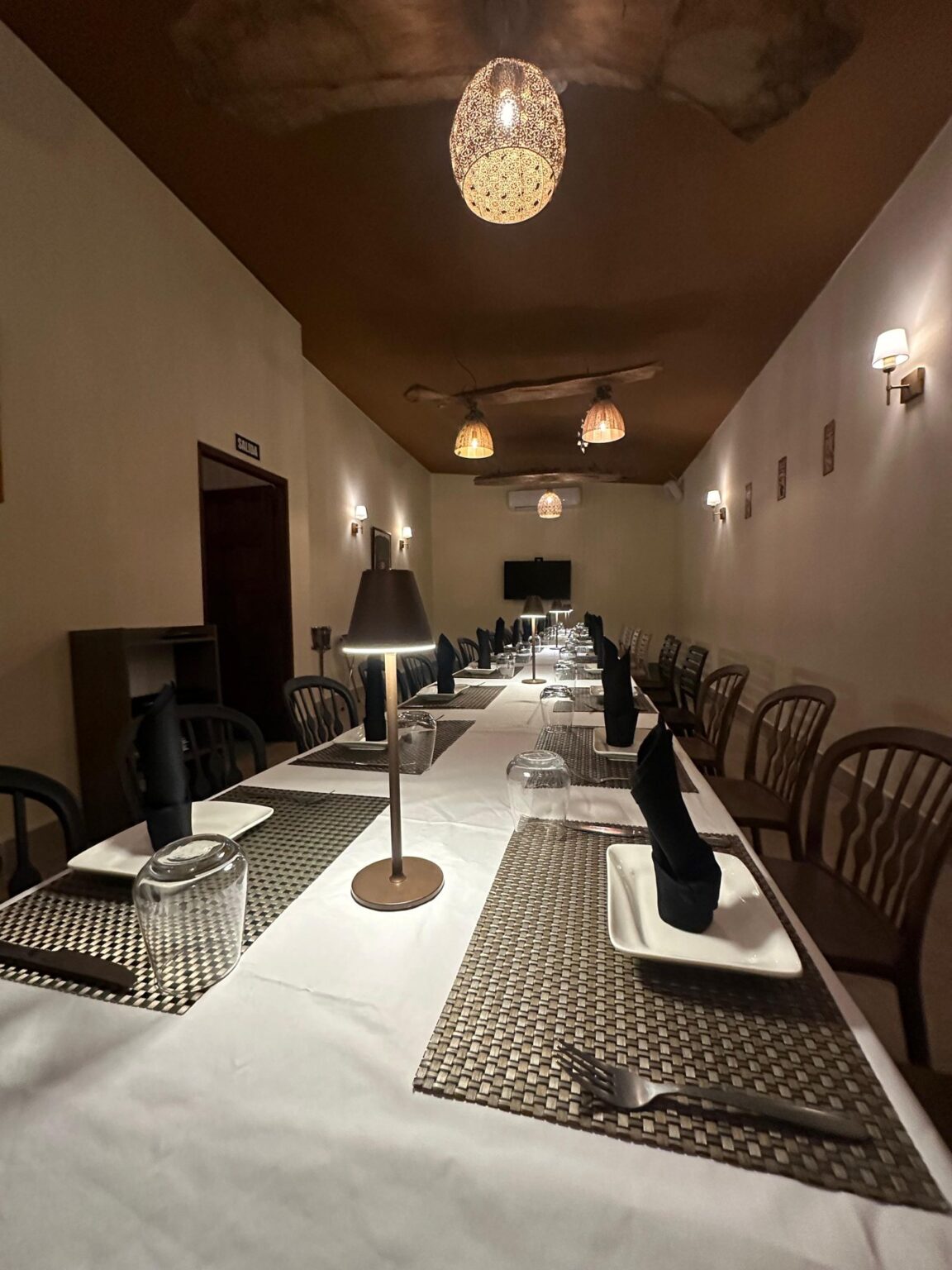 Salón Vesubio de El Origen con mesa imperial montada para un evento privado