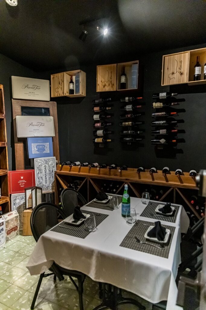 La Cava, mesa privada rodeada de vinos