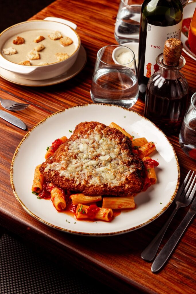 Milanesa con rigatoni al pomodoro